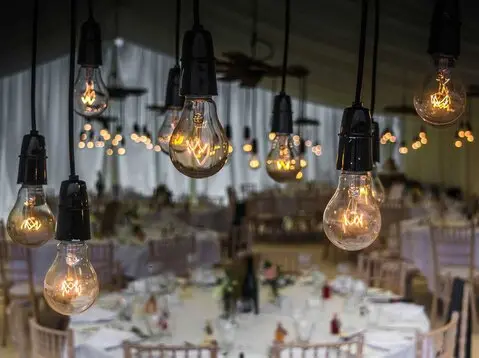Lampadine sospese su allestimento per evento